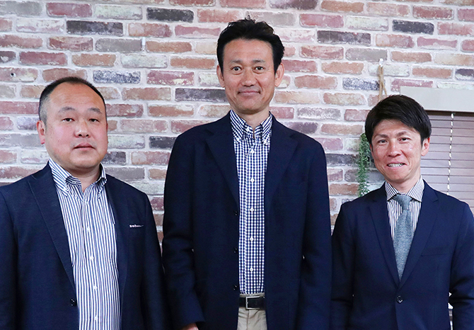 大塚製薬男子監督の犬伏孝行氏(左)とカネボウ監督の高岡寿成氏(中)と駒大ヘッドコーチの藤田敦史氏