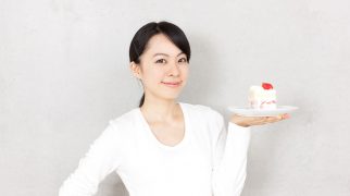 日本女性とショートケーキ
