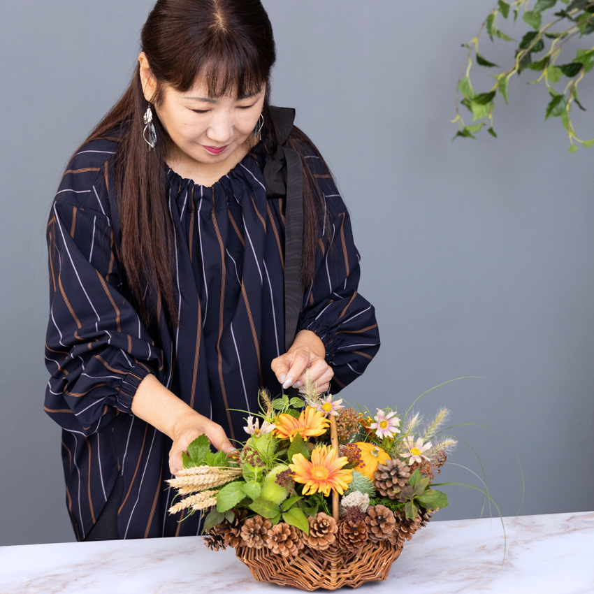 第40回　秋の花のマツボックリバスケット／北欧フラワーデザイン協会・ヘンティネン・クミさんの【フィンランド花通信】