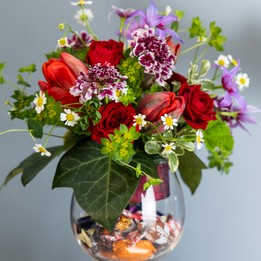 第62回 チョコ×花でバレンタインサプライズ/北欧フラワーデザイン協会・ヘンティネン・クミさんの【フィンランド花通信】