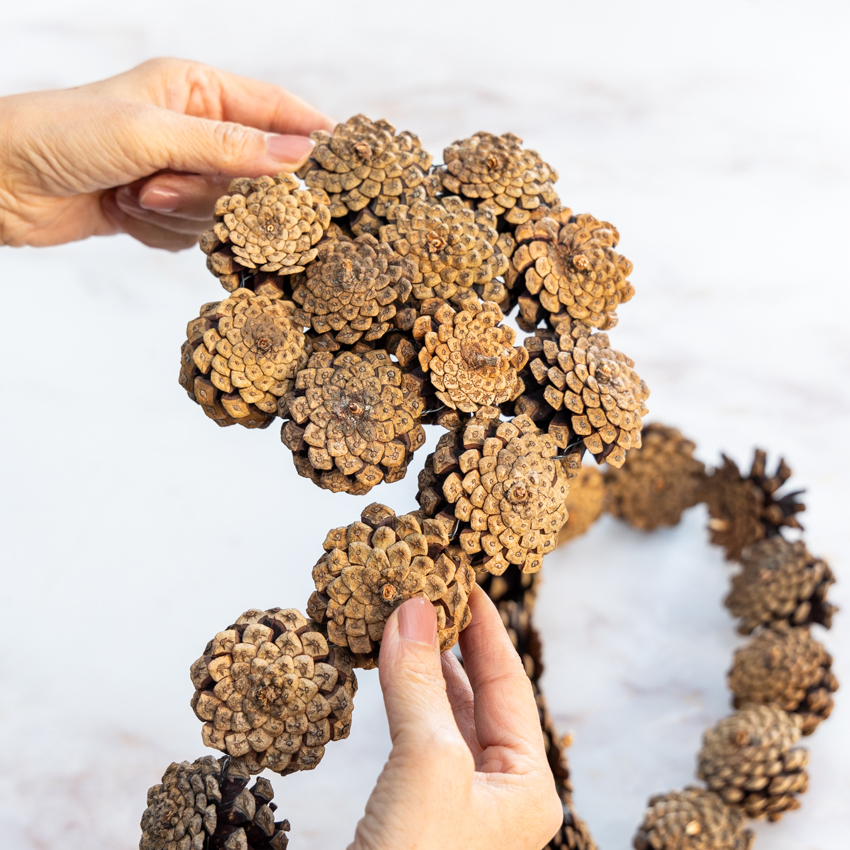 第63回　マツカサで作るフラワーバスケット／北欧フラワーデザイン協会・ヘンティネン・クミさんの【フィンランド花通信】