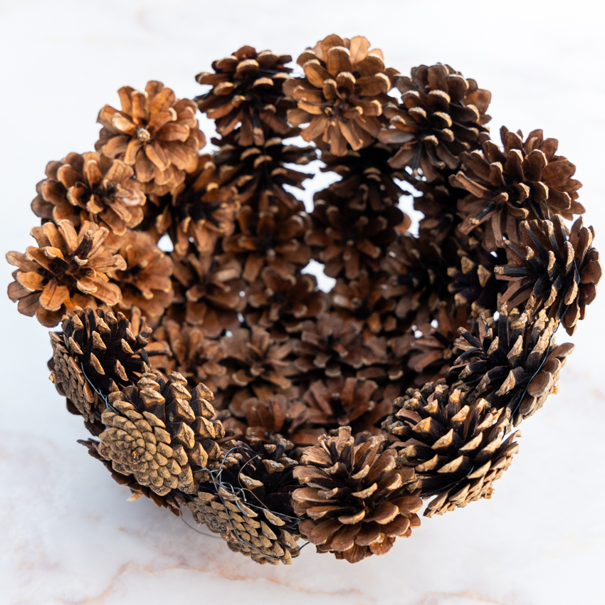 第63回　マツカサで作るフラワーバスケット／北欧フラワーデザイン協会・ヘンティネン・クミさんの【フィンランド花通信】