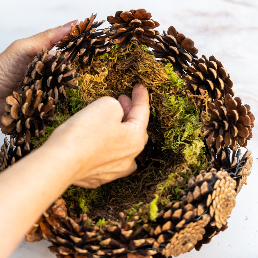 第63回　マツカサで作るフラワーバスケット／北欧フラワーデザイン協会・ヘンティネン・クミさんの【フィンランド花通信】