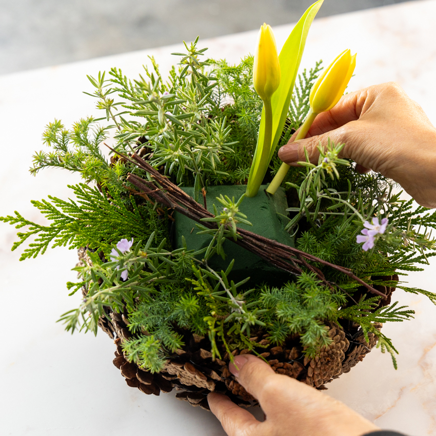 第63回　マツカサで作るフラワーバスケット／北欧フラワーデザイン協会・ヘンティネン・クミさんの【フィンランド花通信】