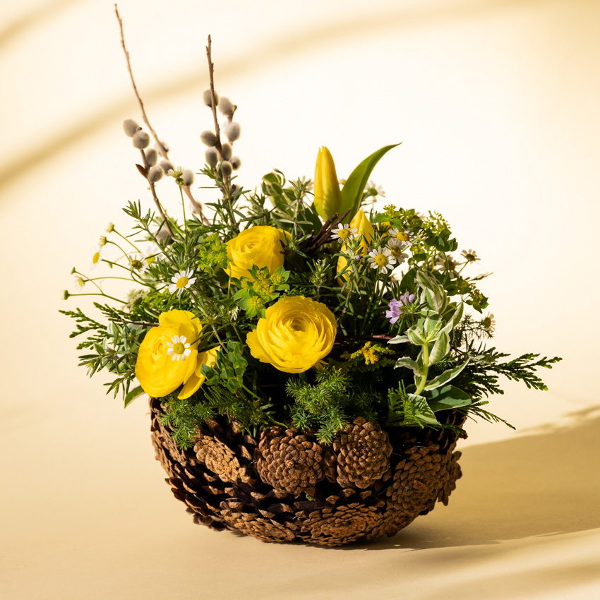 第63回　マツカサで作るフラワーバスケット／北欧フラワーデザイン協会・ヘンティネン・クミさんの【フィンランド花通信】