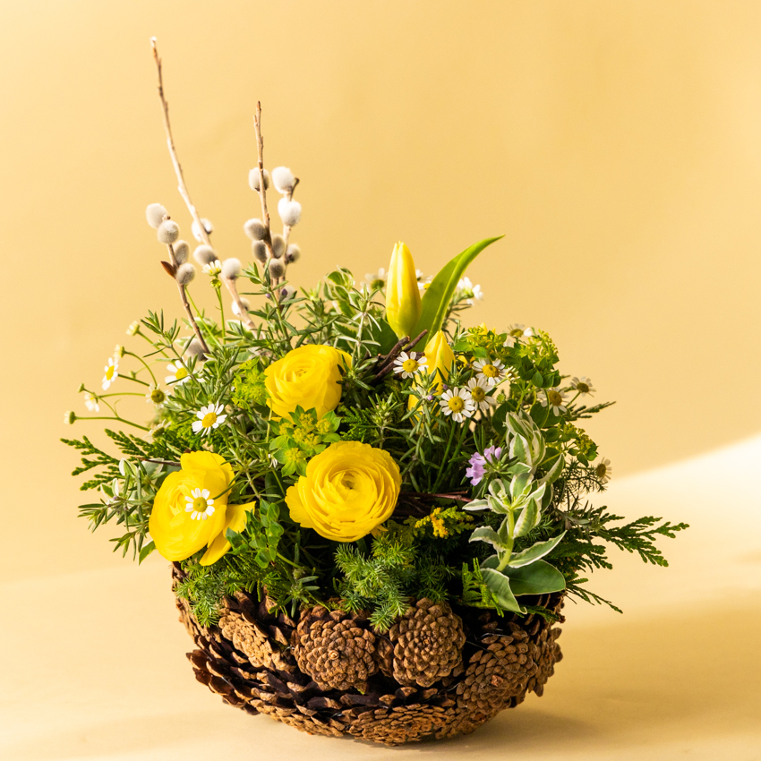 第63回　マツカサで作るフラワーバスケット／北欧フラワーデザイン協会・ヘンティネン・クミさんの【フィンランド花通信】