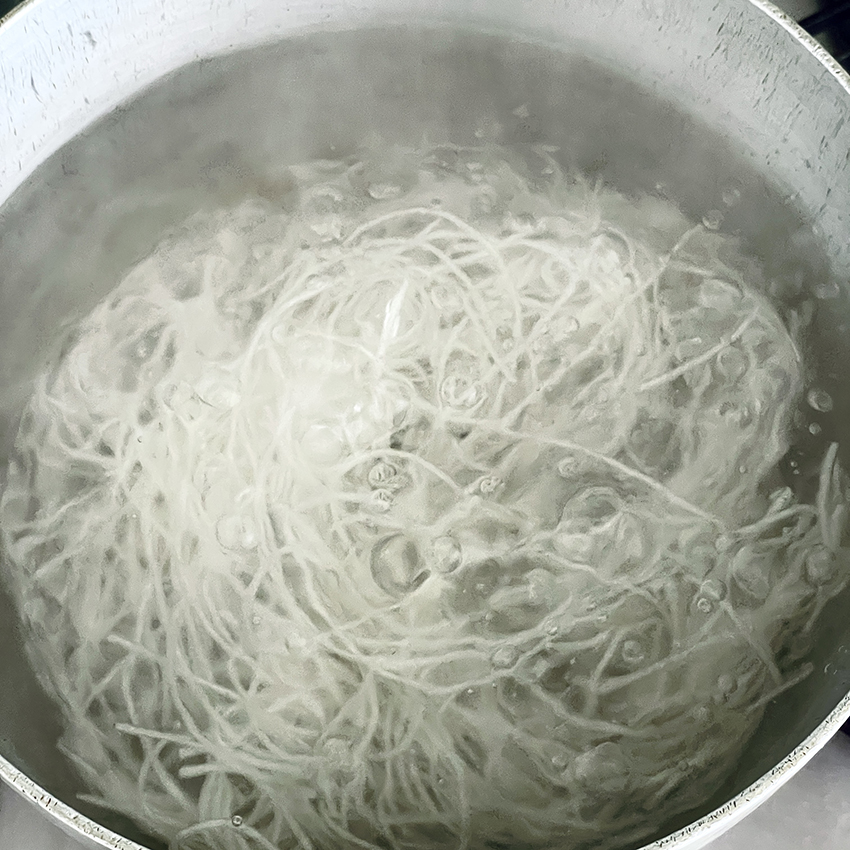 第65回　ニラと豚肉そぼろの春雨和え麺／菓子研究家・福田里香さん の【台所はいつもセレンディピティ】
