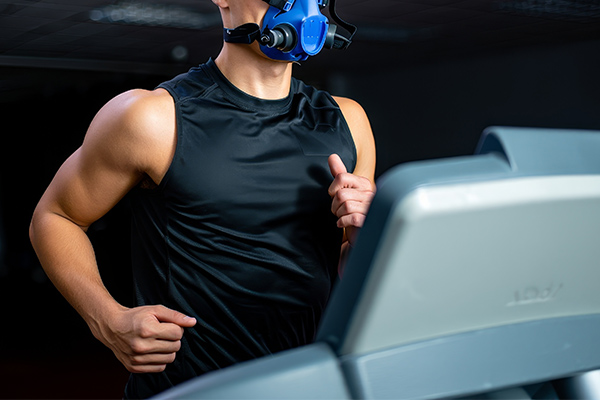 低酸素トレーニングを行う男性