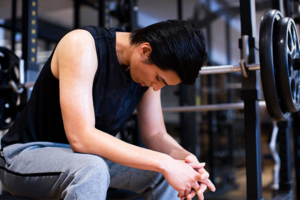 低酸素トレーニングで不調を起こしている男性