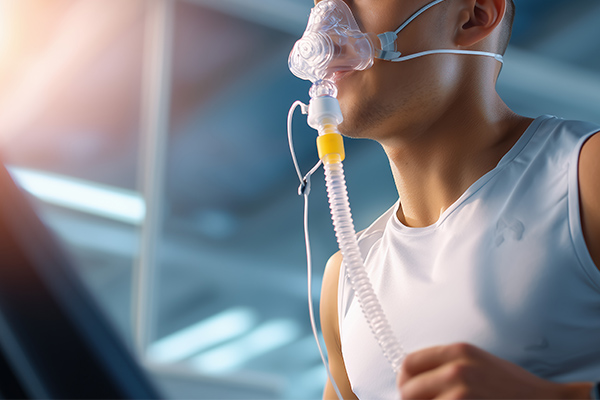 低酸素トレーニングを行う男性