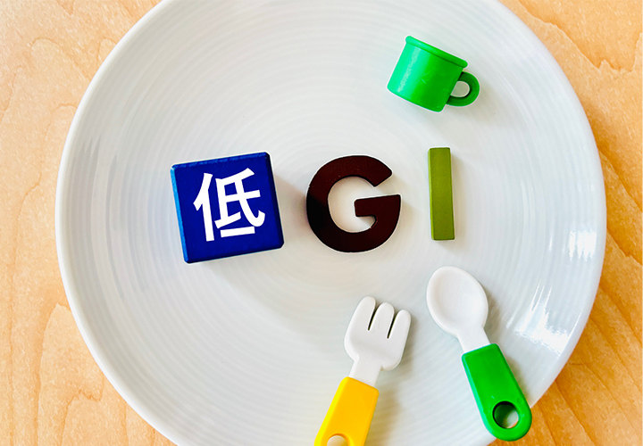 皿の上で低GIを表現しているイメージ