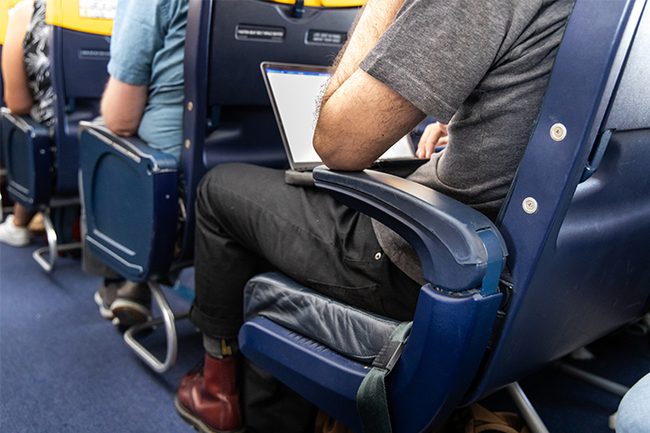 飛行機の座席に座る男性