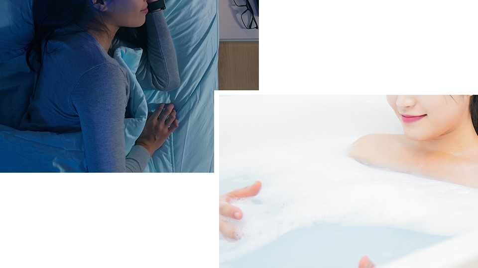 ベッドで眠っている女性と入浴をする女性