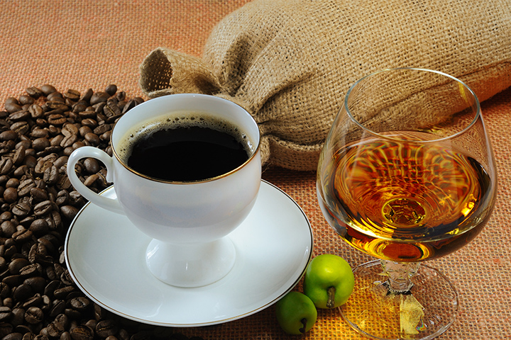 コーヒーとアルコール飲料