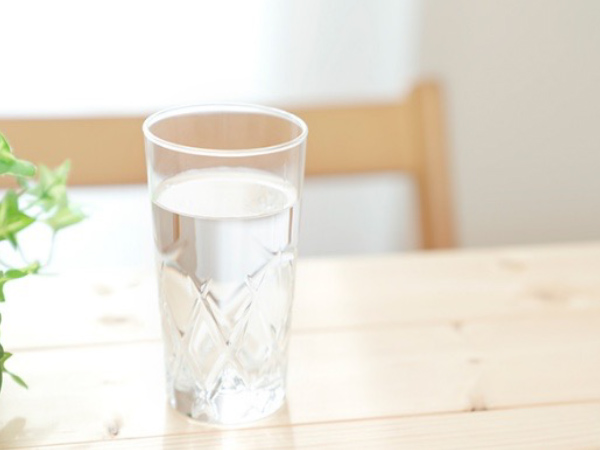 机に置かれた水の入ったコップ