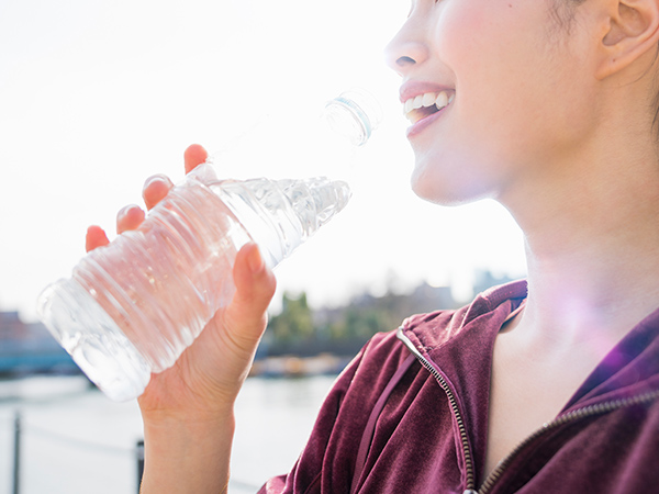 ペットボトルの水を飲んでいる様子