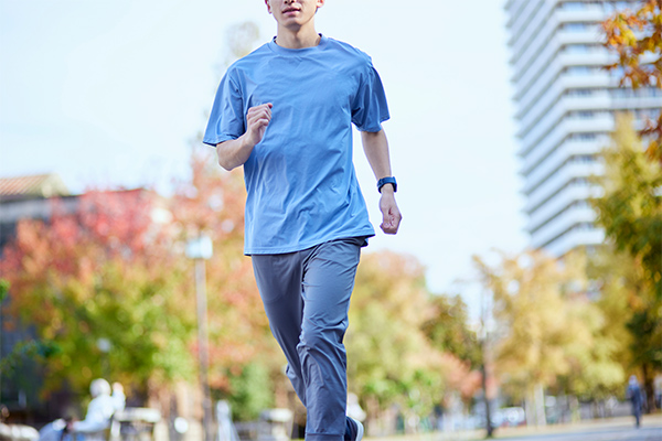 ジョギングをする男性