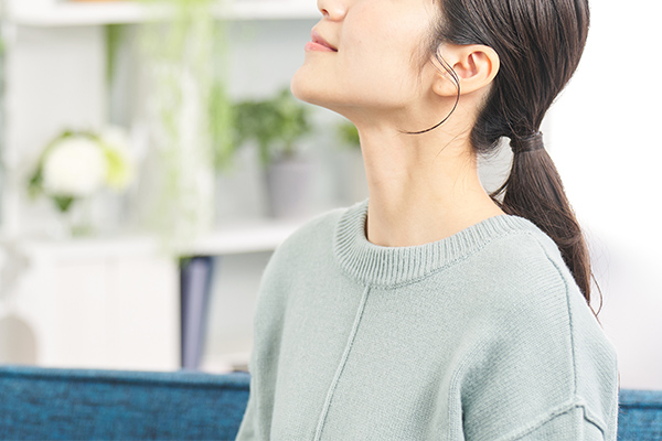 ゆっくり深呼吸をする女性