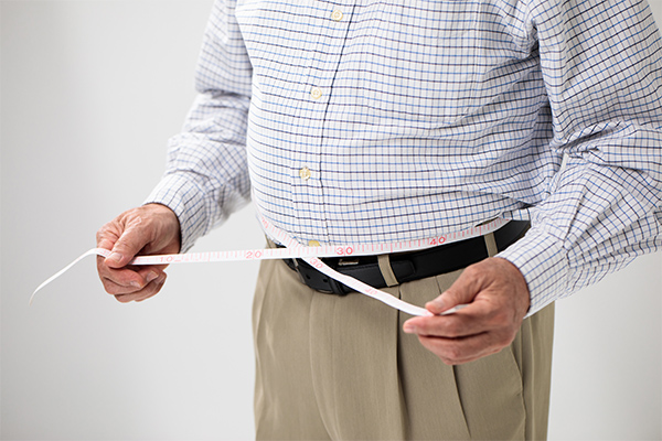 デスクワークをする男性