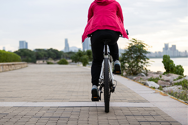 サイクリングを行う女性