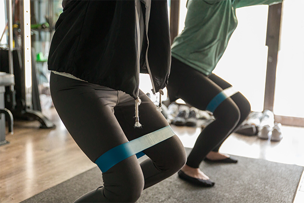 筋力トレーニングを行っている二人組