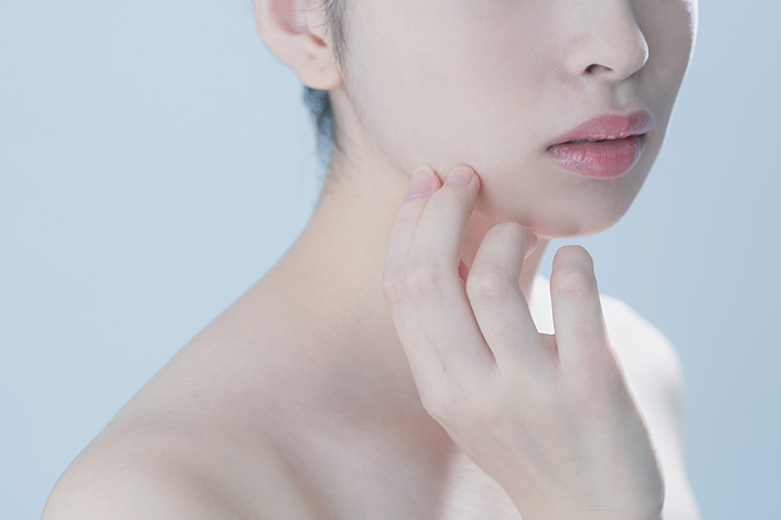 肌の状態をチェックする女性