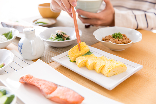 日本の朝の食卓