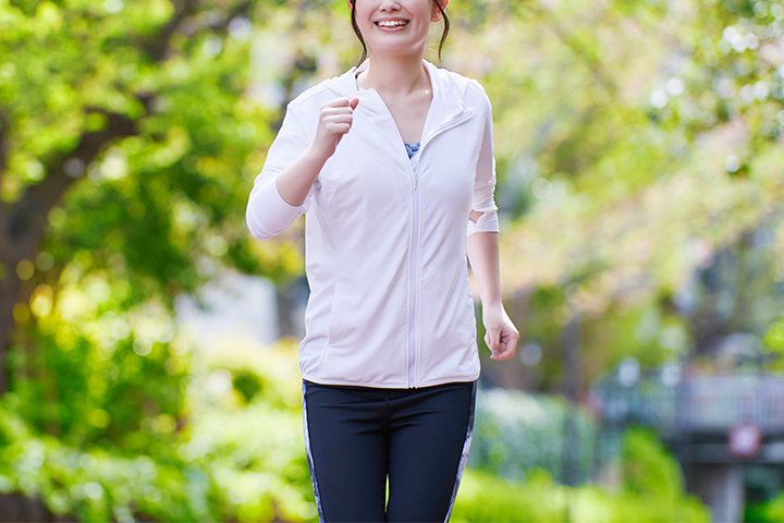 自然の中でウォーキングをする女性