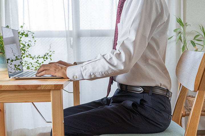 デスクワークをする男性