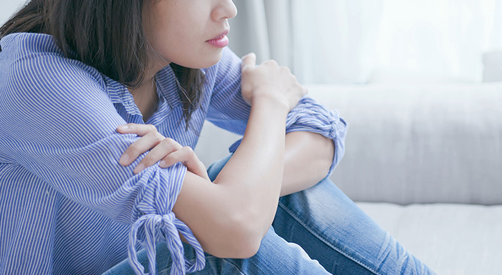体の不調に悩みむ女性