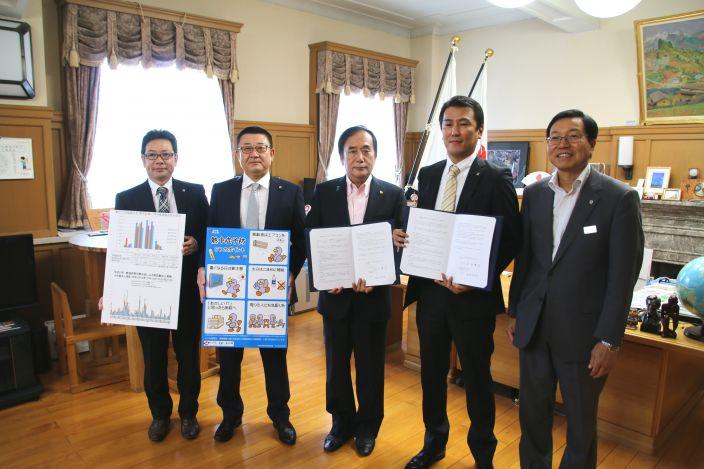 Signing of agreement at Saitama Prefectural Government Offices